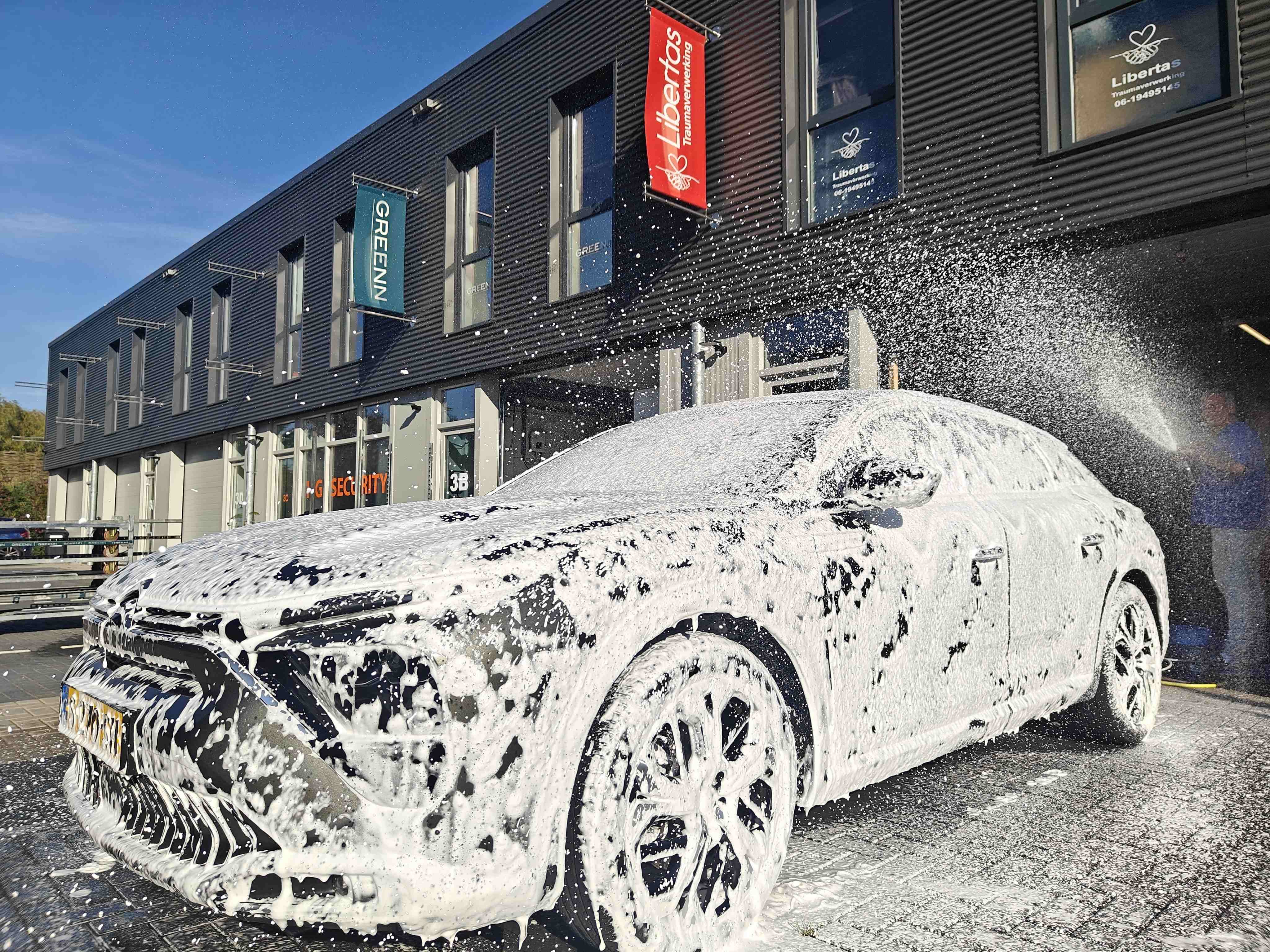 Actieve autowasburt met professionele apparatuur