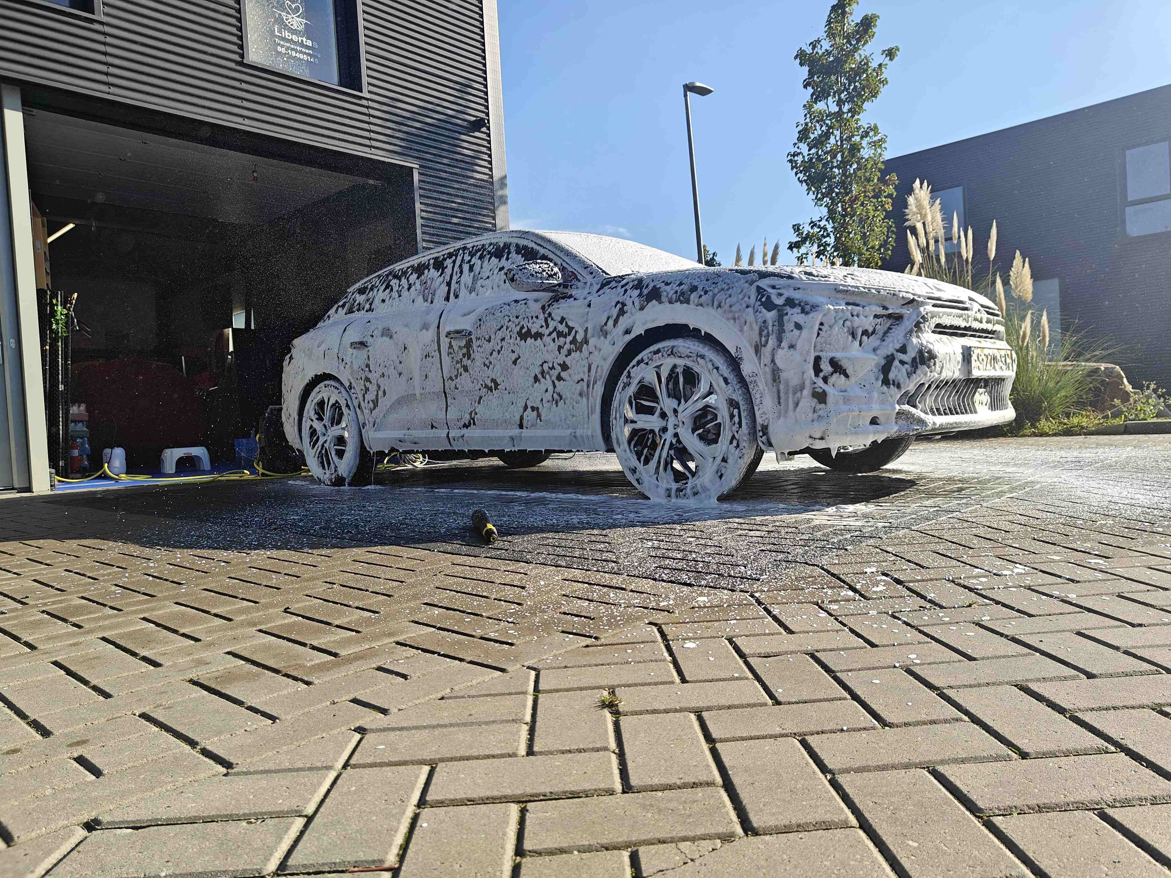 Professionele autoreiniging met foam bij Citroën Cleaning Center